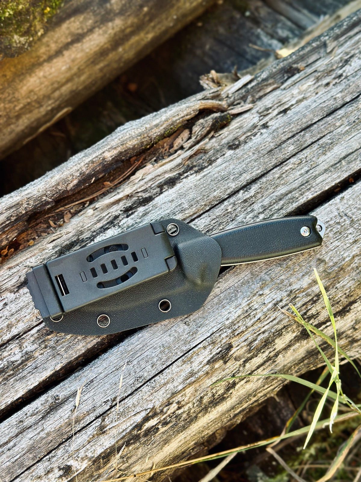 Carbon fibre hunting knife
