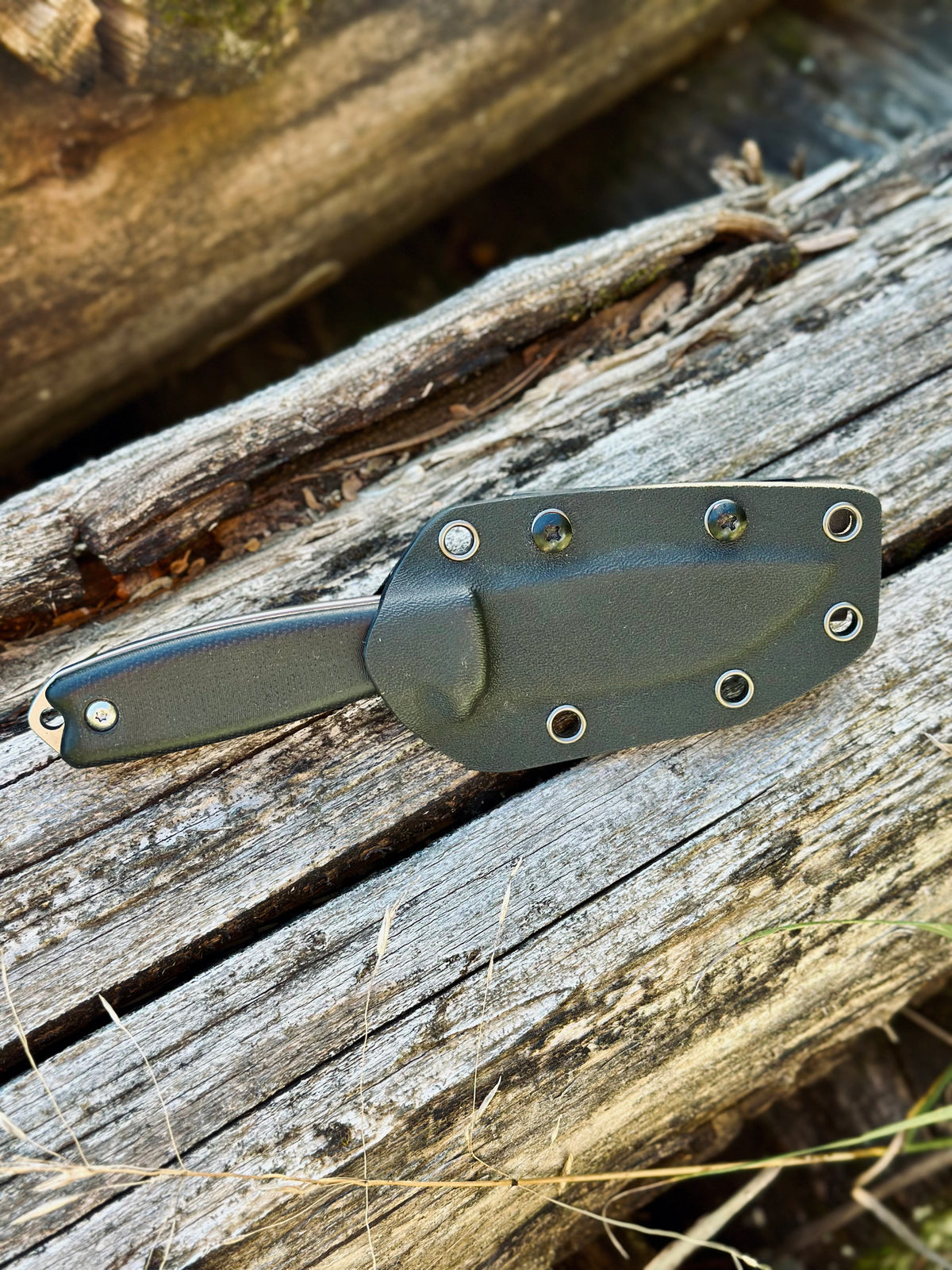Carbon fibre hunting knife